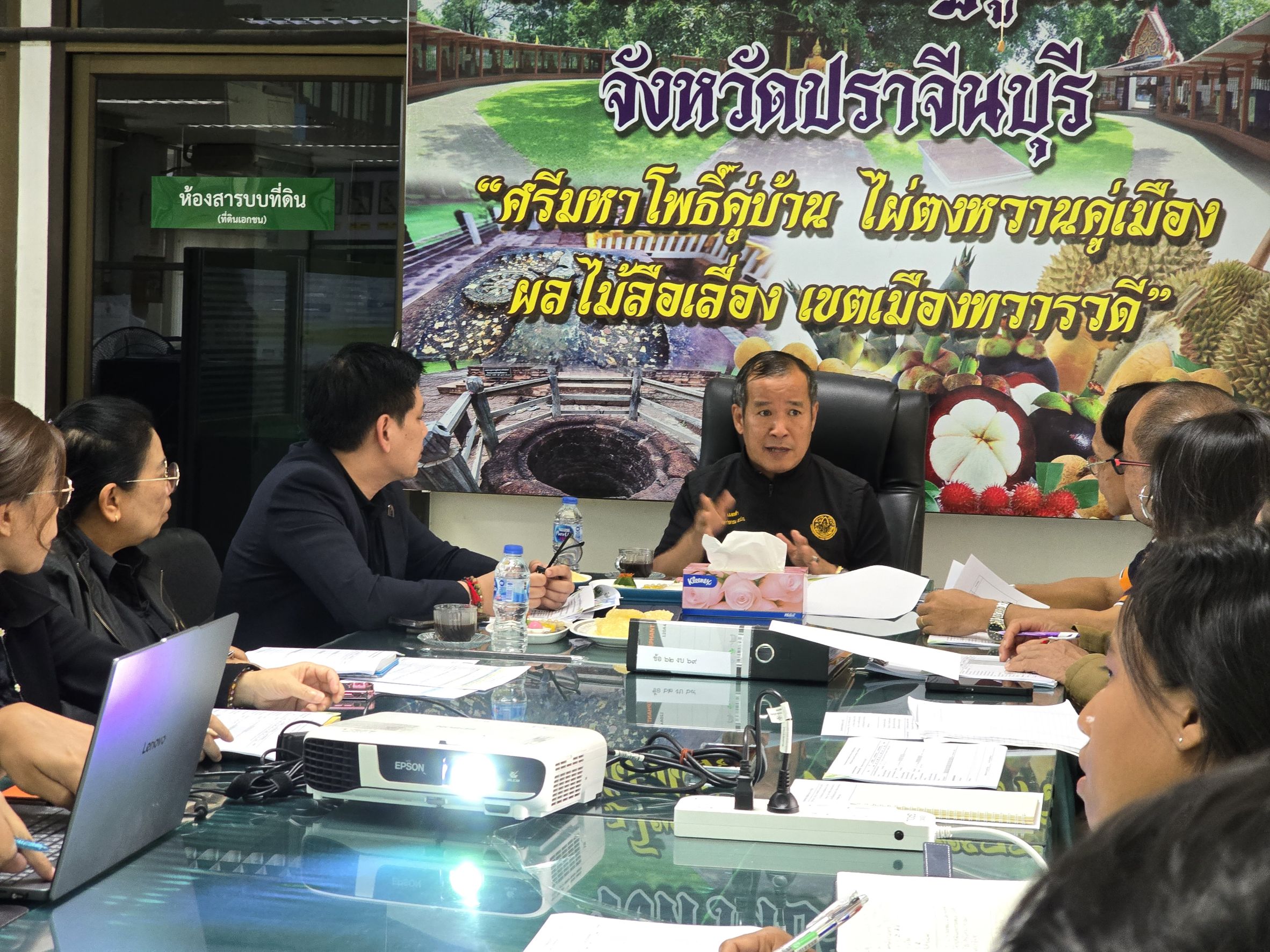 title - วันที่ 13 สิงหาคม 2569 เวลา 14.00 น. นายวิทูล ประดิษฐบุญ ปฏิรูปที่ดินจังหวัดปราจีนบุรี พร้อมด้วย ผู้อำนวยการกลุ่ม/ฝ่าย และเจ้าหน้าที่ ส.ป.ก.ปราจีนบุรี ให้การต้อนรับและเข้าร่วมประชุมพร้อมรายงานผลการดำเนินงานตามแผนงาน/โครงการ ผลการเบิกจ่ายเงินงบประมาณ ประจำปีงบประมาณ พ.ศ. 2569 และรายงานปัญหาอุปสรรค